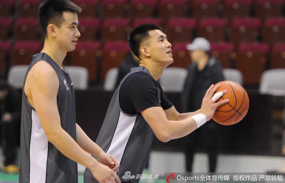 郭艾伦持球面对防守球员，做出逼真的假动作，准备一步过人直杀篮下。