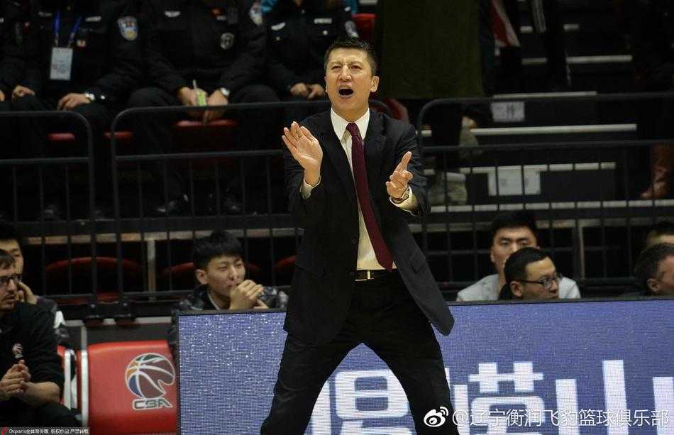 在场边的郭士强与侄子郭艾伦进行交流，两人表情专注，眼神中透露出叔侄间的默契与信任，这温情一幕也被镜头记录下来。