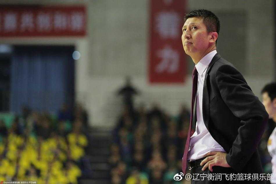 辽宁男篮夺冠后，郭士强指导被队员们高高抛起，现场彩带纷飞，他脸上洋溢着幸福而激动的笑容，这是属于冠军的荣耀时刻。