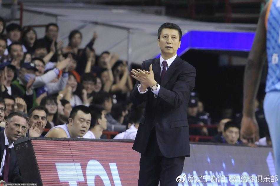 在辽宁队时期，郭士强指导在训练中亲自上阵给球员示范防守动作，双手紧紧握住年轻球员的手臂，一丝不苟地纠正细节。