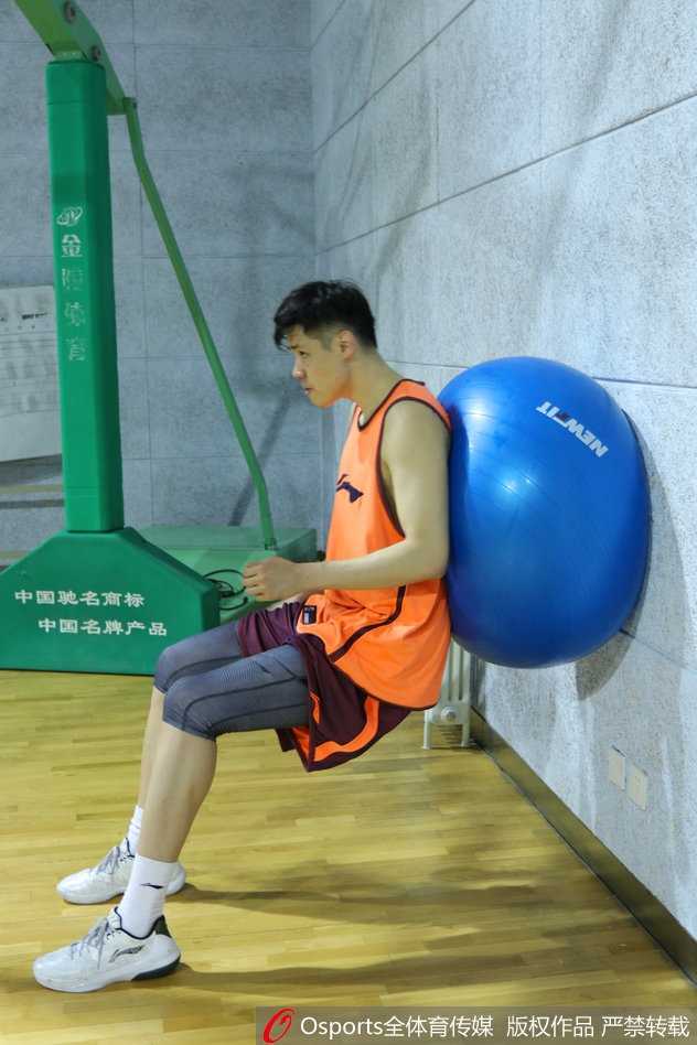 贺天举在训练中高高跃起，仿佛要抓住曾经失去的每一个瞬间，那个曾经飞天遁地的少年正在归来