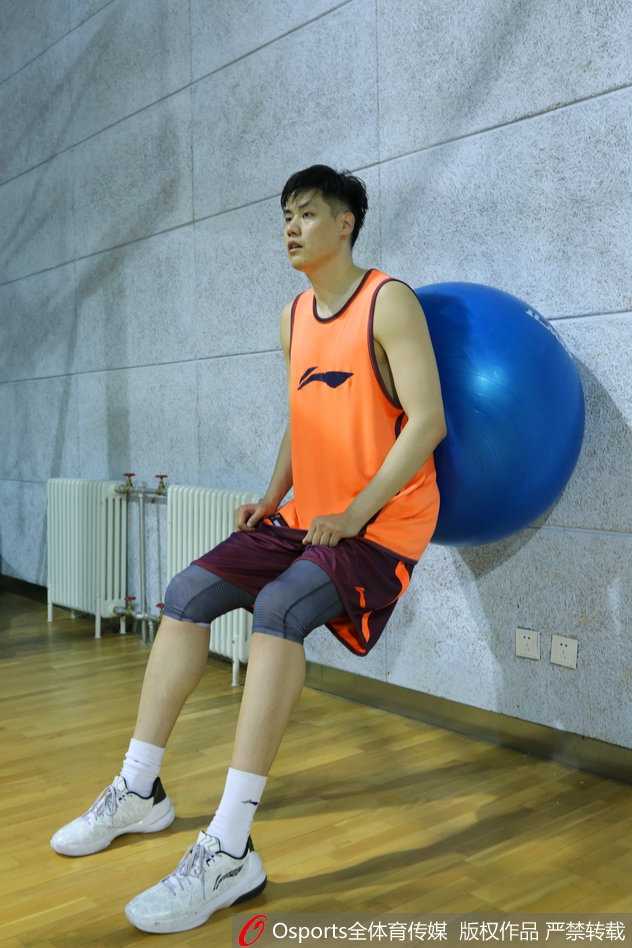 在体能教练的辅助下，贺天举进行着核心力量的强化，每一块隆起的肌肉都诉说着他对重返赛场的渴望