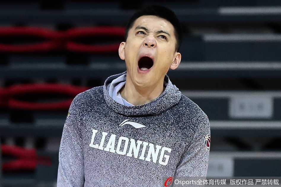 赵继伟像球场上的精灵，在高速运球中突然一个背后传球，球精准地找到切入的队友，这一瞬间的灵巧，足以盘活整支球队的进攻。