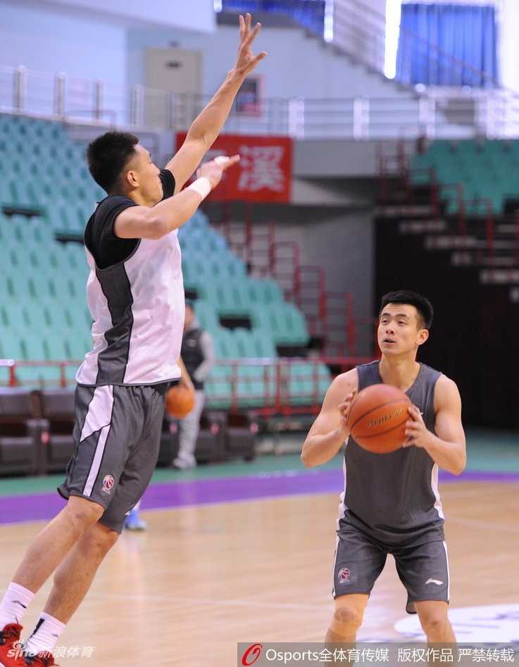 赵继伟在训练中运球穿越防守，他灵动的身影就像球场上的精灵，即将在京城防线的缝隙中寻找致命一击的机会。