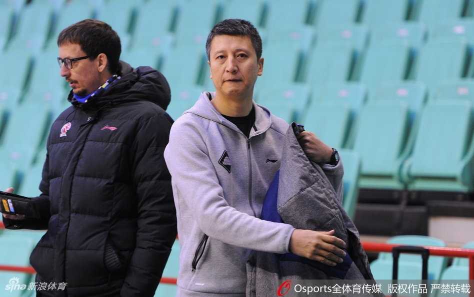 韩德君在内线卡位要球，他那宽厚的背影如同辽篮内线的定海神针，每一次对抗都在捍卫着禁区的主权。