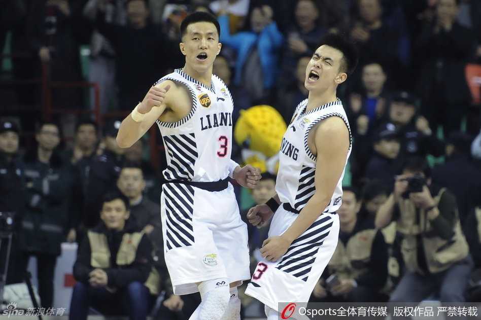 辽宁队主帅郭士强在喧嚣散去后，紧紧牵着女儿的小手离开赛场，铁血硬汉的父爱柔情在这一刻成为最温暖的背景。