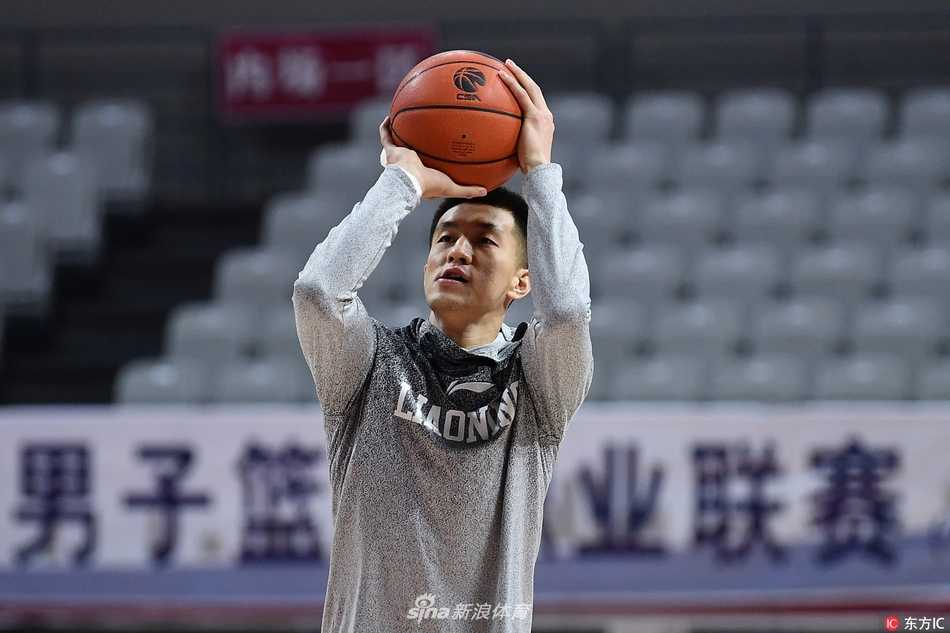 赵继伟在三分线外出手投篮，皮球划过指尖，郭艾伦在一旁回头望月，专注地凝视着飞行的轨迹，仿佛在比赛中预判对手的下一攻。