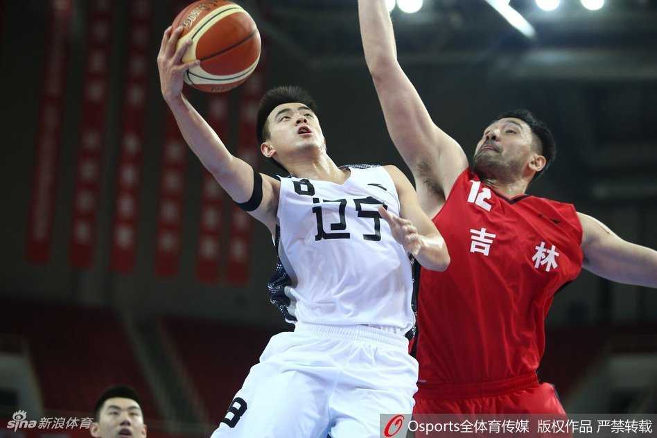 冷血射手，刘志轩底角接球没有丝毫犹豫，手起刀落，篮球在空中划出完美弧线直钻网窝。