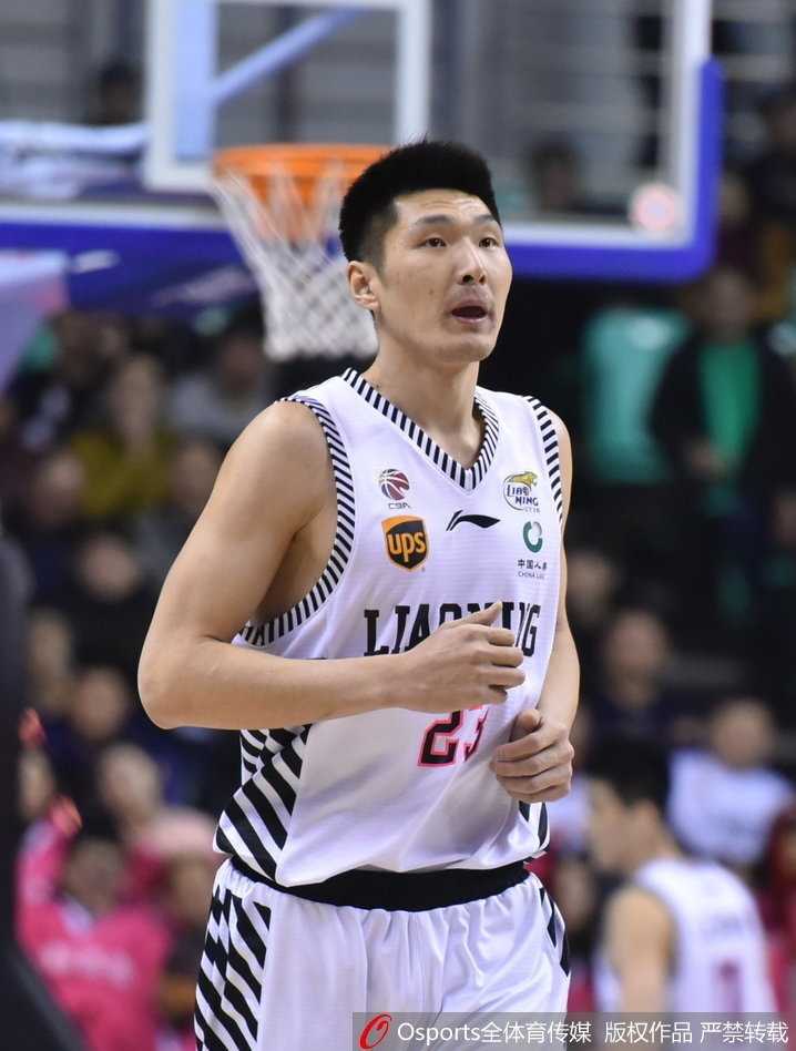 李晓旭在人群中高高跃起，如同猛虎下山一般将进攻篮板狠狠抓在手中，落地瞬间肌肉紧绷，展现了国产魔兽的强悍力量。