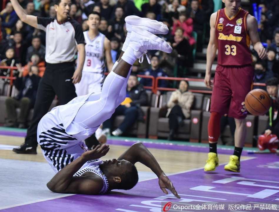 赵继伟如闪电般抢断成功后，面对空无一人的前场，他轻盈地将球抛向篮板，随后腾空而起完成自抛自抢的精彩上篮。