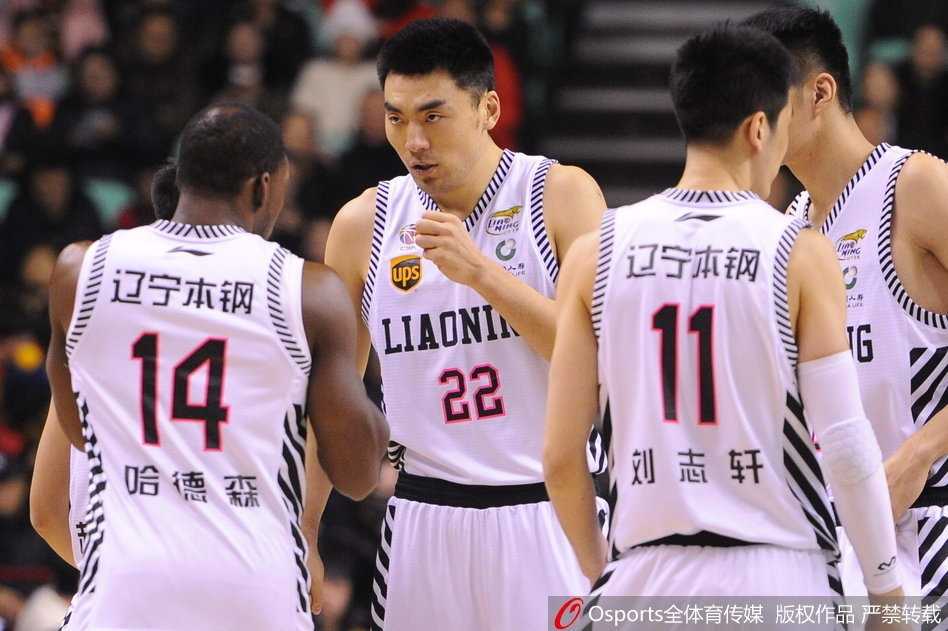 刘志轩接球后稍作调整，在三分线外张手命中，皮球划出一道完美的彩虹弧线应声入网，场边的球迷瞬间沸腾欢呼。