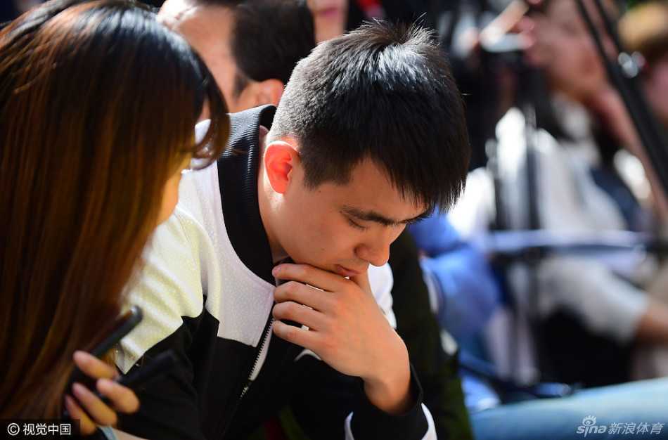 活动现场人山人海的俯拍图，层层叠叠的粉丝将舞台围住，无数只手高举着手机试图记录下这珍贵的瞬间，可见赵继伟与贺天举在沈阳当地超高的人气与号召力。