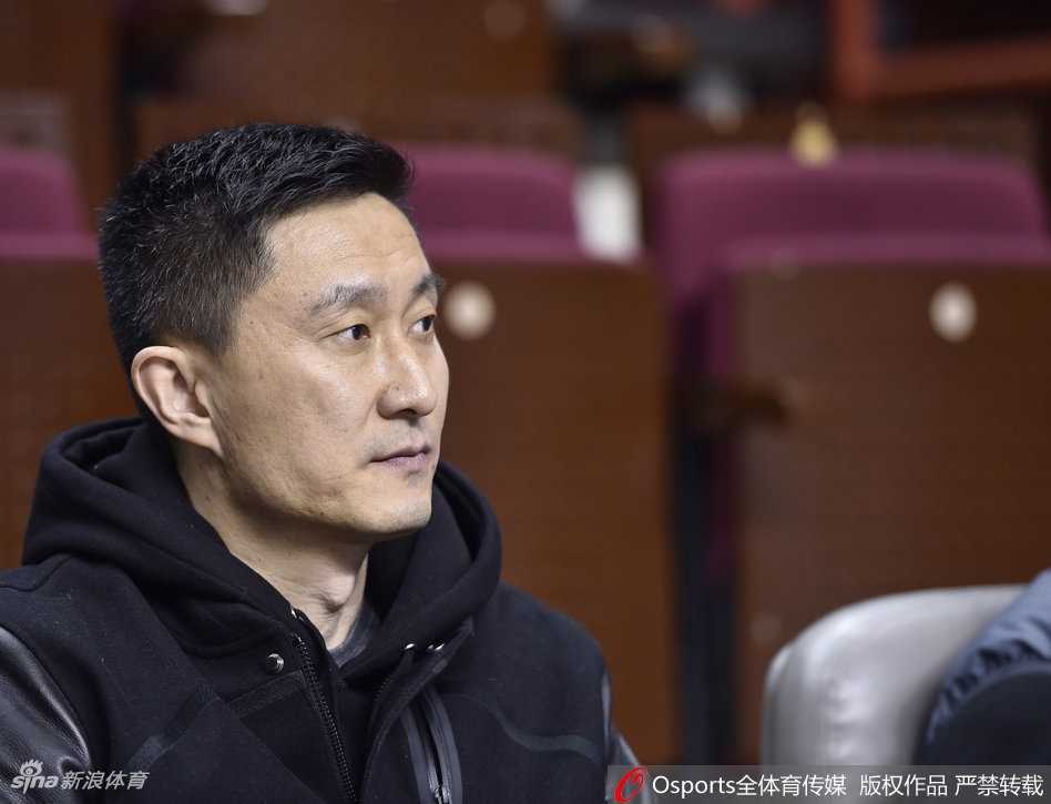 广东宏远主教练杜锋双手抱胸，神情专注地坐在场边观战，他的出现让这场比赛的气氛变得微妙起来。