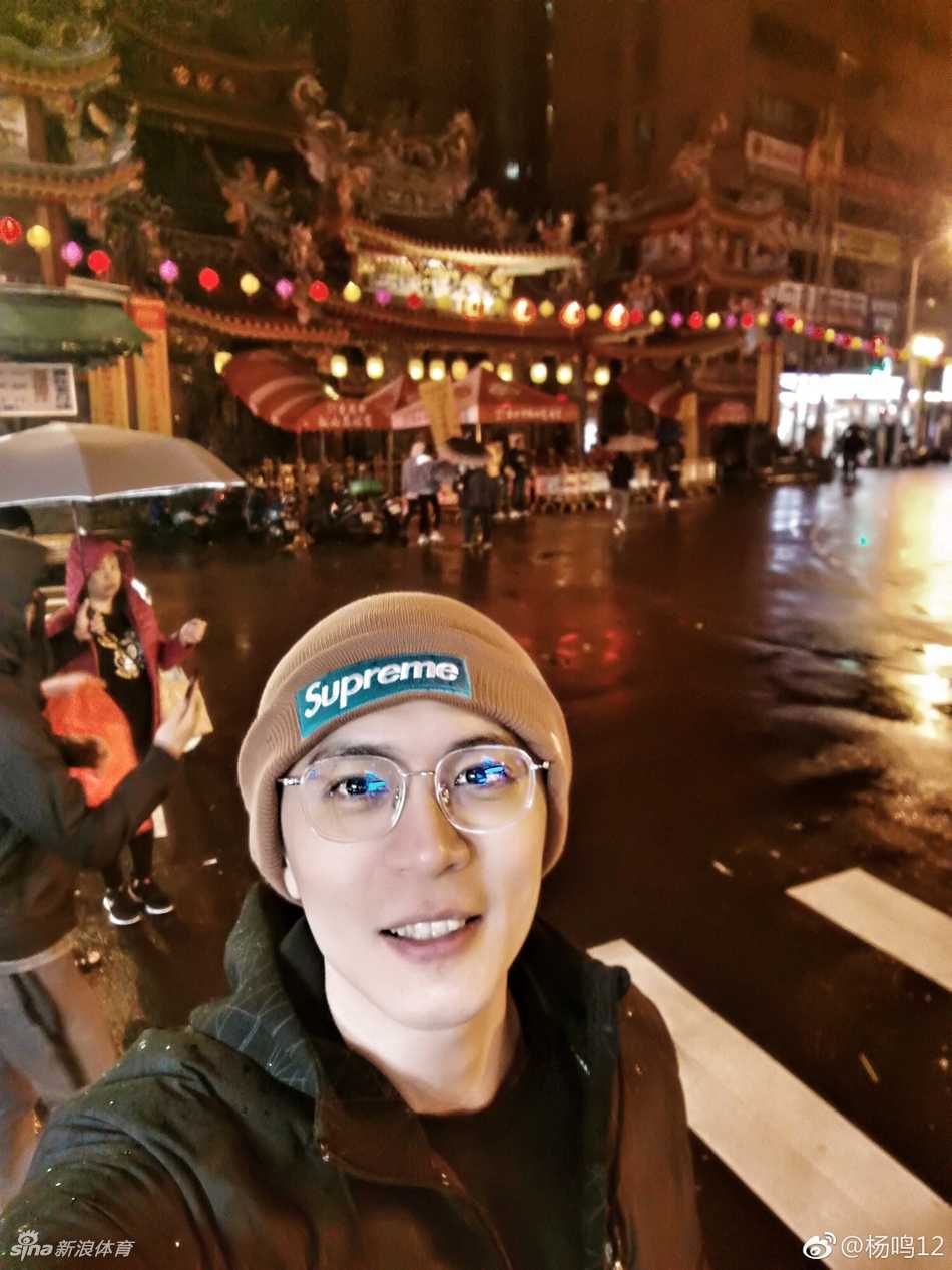 辽篮双星闪耀台北夜市 杨鸣赵继伟忙里偷闲感受宝岛风情 杨鸣与台北街头的特色招牌合影,面带微笑,心情极佳。背景中的繁体字广告牌和穿梭的人群,记录下这位CBA帅哥在宝岛留下的又一帅气瞬间。