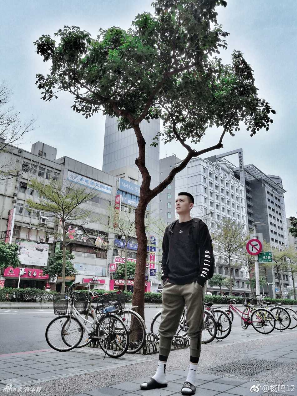 辽篮双星闪耀台北夜市 杨鸣赵继伟忙里偷闲感受宝岛风情 杨鸣置身于流光溢彩的台北夜市街头,俊朗的侧脸在璀璨灯火映照下更显立体,仿佛偶像剧男主角穿越到了充满烟火气的现实世界。