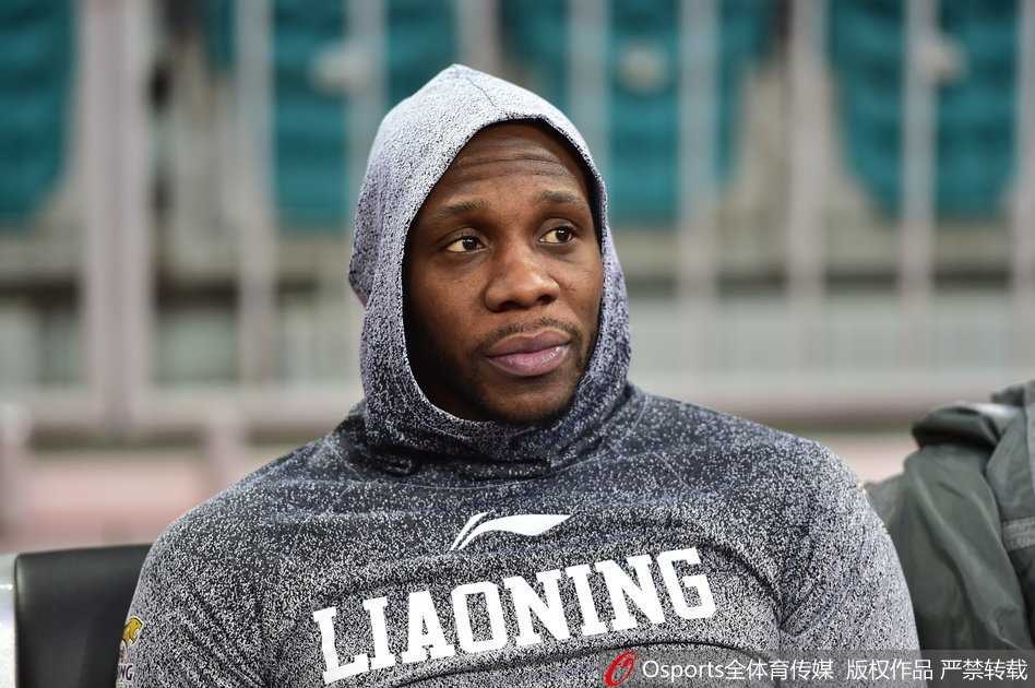 辽篮双星闪耀回归 赛前备战热情高涨 主帅郭士强双手抱胸在场边观战,目光如炬,密切关注着爱徒郭艾伦的每一次触球