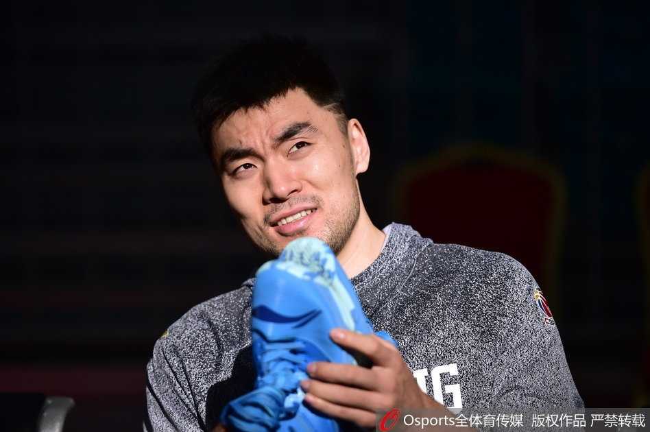 辽篮双星闪耀回归 赛前备战热情高涨 李晓旭在篮下卡位抢篮板,肌肉线条分明,展现出伤愈复出后的良好身体状态