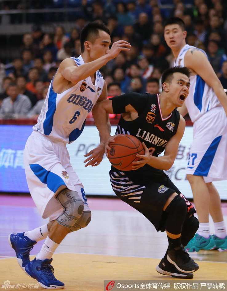 韩德君在篮下完成势大力沉的双手暴扣，他庞大的身躯悬挂在篮筐之上，背后的青岛队防守球员只能无奈仰望，整个球馆都为之震动。