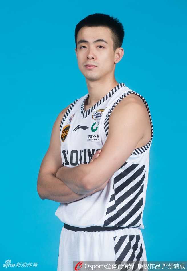 外援哈德森与巴斯在训练场上挥汗如雨，哈德森手持篮球比划着手势，巴斯则露出标志性微笑，两人与本土后卫共同构筑起辽宁的坚实后场。