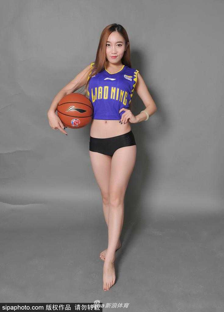 辽篮啦啦队热舞助阵 全运赛场见证辽宁王者加冕 镜头拉近,一位啦啦队员正完成一个高难度的空中踢腿动作,修长的美腿在空中划出优美弧线,展现了力与美的完美结合。