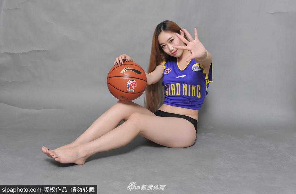 辽篮啦啦队热舞助阵 全运赛场见证辽宁王者加冕 体育馆灯光璀璨,身穿蓝色闪亮短裙的啦啦队队员们笑容灿烂,正在赛场上热舞,为即将登场的辽宁男篮将士们加油助威。