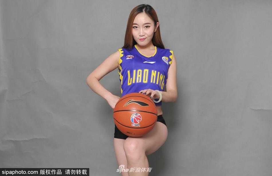 辽篮啦啦队热舞助阵 全运赛场见证辽宁王者加冕 赛后,啦啦队员们与吉祥物击掌庆祝,喜悦之情溢于言表,她们用精彩的表演陪伴球队度过了赛前最紧张的备战期。