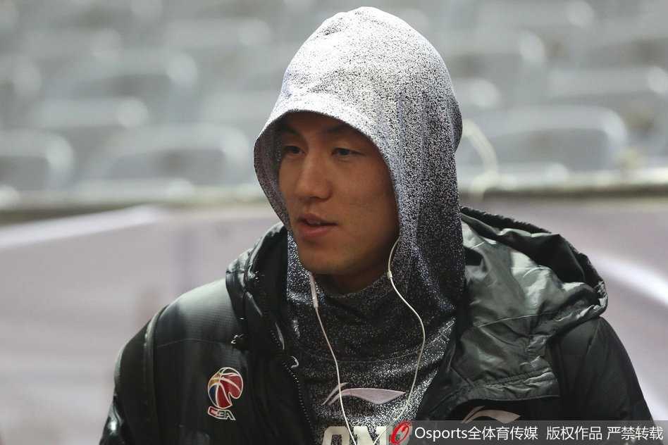 训练间歇，赵继伟与队友勾肩搭背，脸上洋溢着灿烂的笑容，刚才的‘围攻’显然只是兄弟间的玩笑，这种轻松的氛围是化解疲惫和压力的最佳良药。