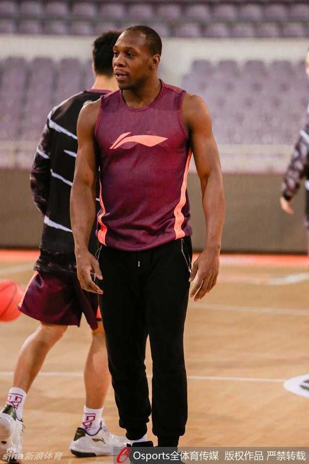 训练结束后，韩德君与队友兰多夫并肩而立，虽然脸上带着一丝疲惫的困意，但在交流战术时依然专注，彼此鼓励着要为即将到来的硬仗做好准备。