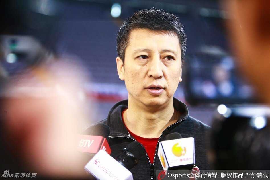 主教练郭士强在训练后神态从容地接受采访，手中比划着战术要点，眼神坚定，尽管赛季困难重重，他依然是这支球队最沉稳的掌舵人。