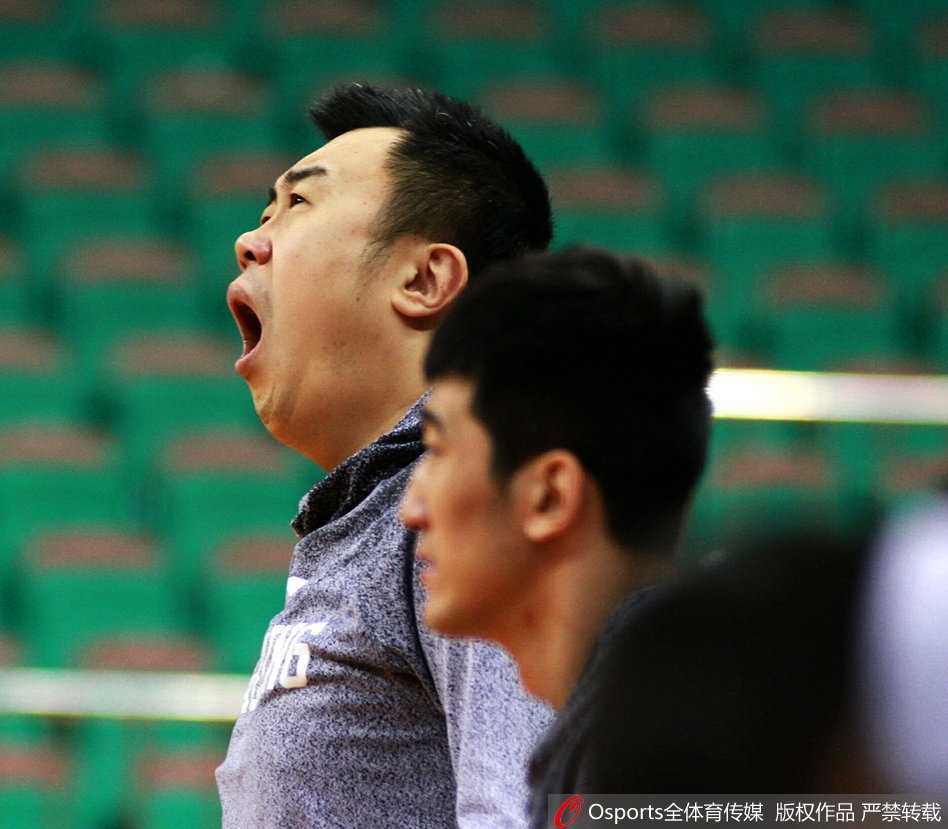韩德君在篮下卡位后露出憨厚的笑容，尽管身上有伤，但他依然在训练中全力以赴，搞怪的表情让场边的摄影记者都忍俊不禁。
