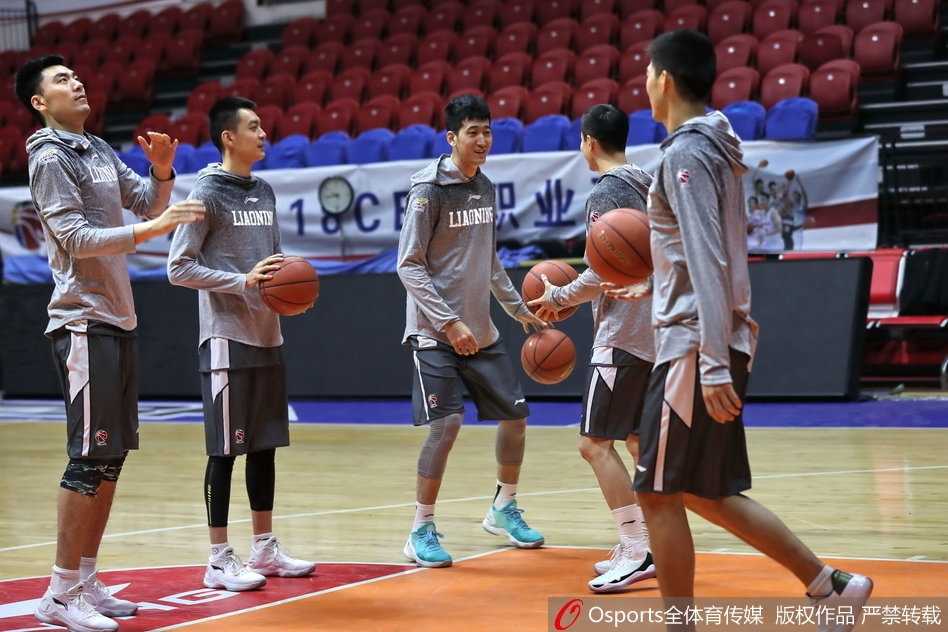 辽宁外援哈德森在训练中持球突破，虽然只是赛前热身，但他眼神犀利如刀，仿佛已经提前进入季后赛模式