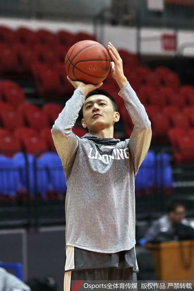 郭艾伦运球穿越全场，速度快如闪电，他的突破将是撕开新疆队防线的最有效武器