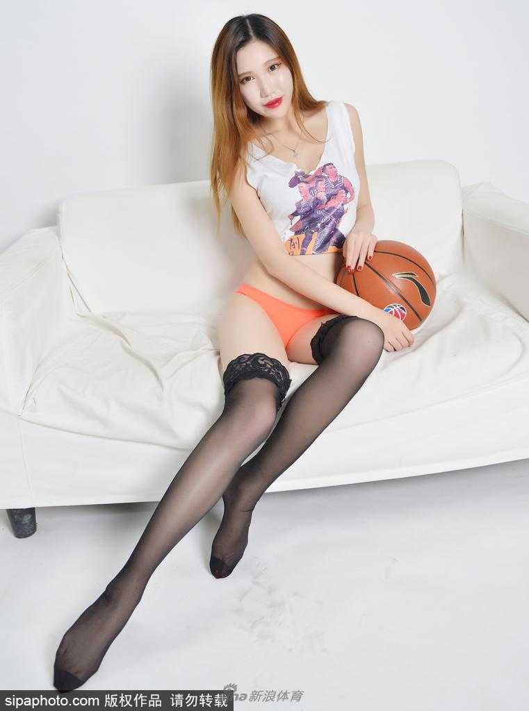 篮球宝贝摆出标准的投篮姿势，身体如弓般舒展，仿佛在赛场投出致胜一球，动感中透着自信与霸气