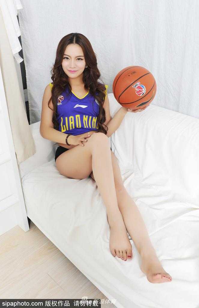 宝贝们面对镜头展现出最灿烂的笑容，仿佛将赛场边的阳光带到了摄影棚内。