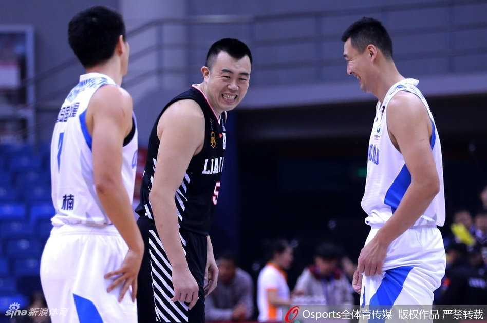 郭艾伦面对防守人一个箭步直杀篮下，轻舒猿臂上演灵巧上篮，宛如游龙穿梭