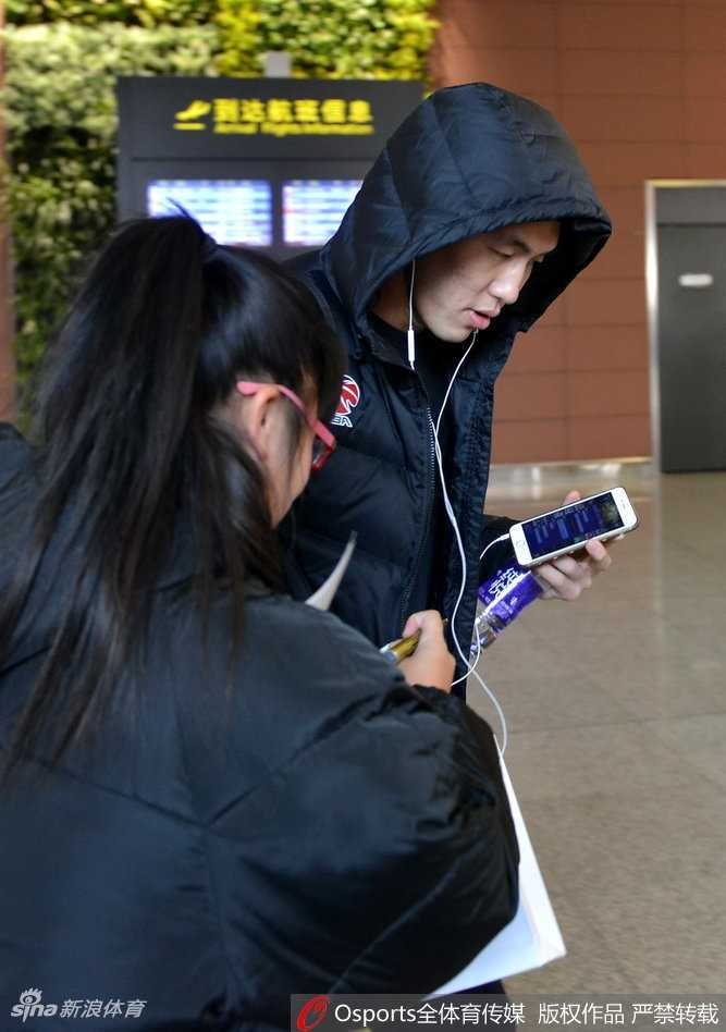 一位可爱的小球迷被父亲高高举起，成功拿到签名后，脸上洋溢着幸福的笑容，这或许就是辽篮球迷文化的最好传承。