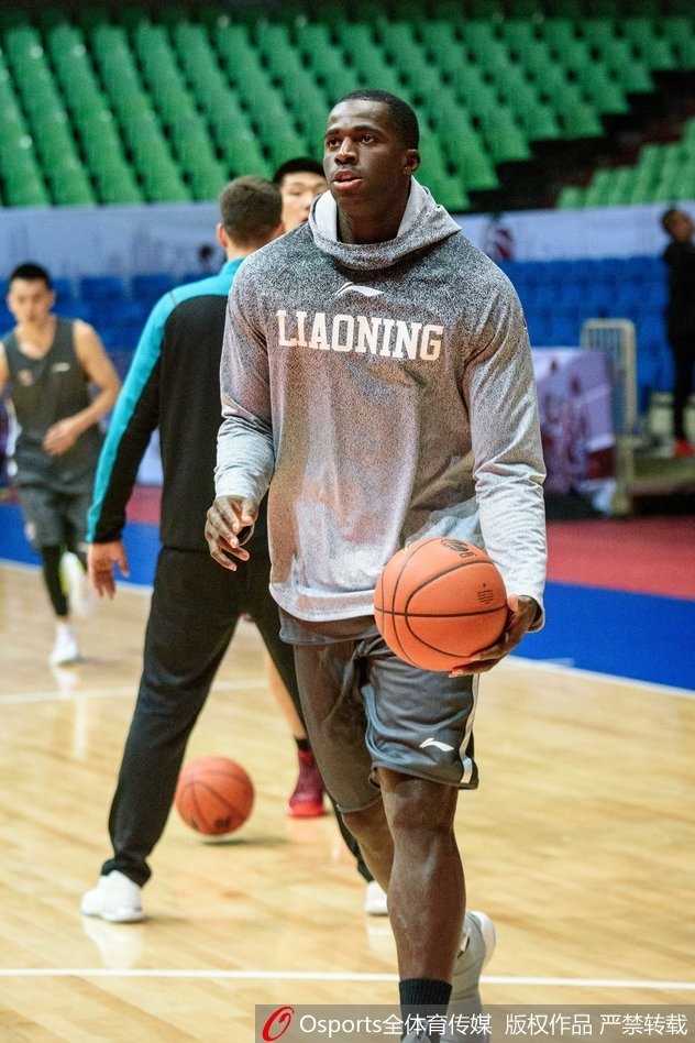 训练结束时，郭艾伦与赵继伟并肩而立，汗水反射着场馆的灯光，两位后场核心的默契与情谊是辽宁男篮冲击最高领奖台最坚实的基石。