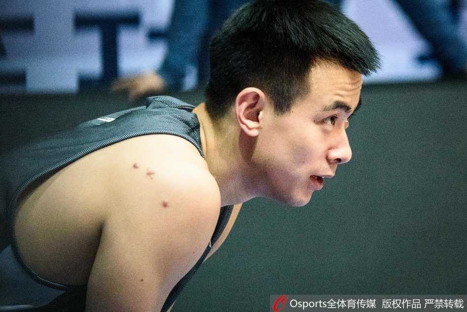 球队大脑赵继伟在训练中全神贯注地组织进攻，面对队友的防守，他用一个逼真的假动作试图摆脱，眼神中透露出超越年龄的成熟与敏锐。