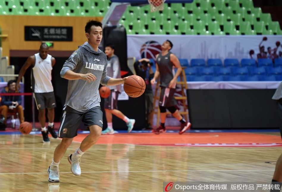 队长杨鸣在训练间隙露出从容的微笑，岁月的沉淀让他成为更衣室的定海神针，即便只是简单的折返跑，他也保持着职业球员应有的标准。