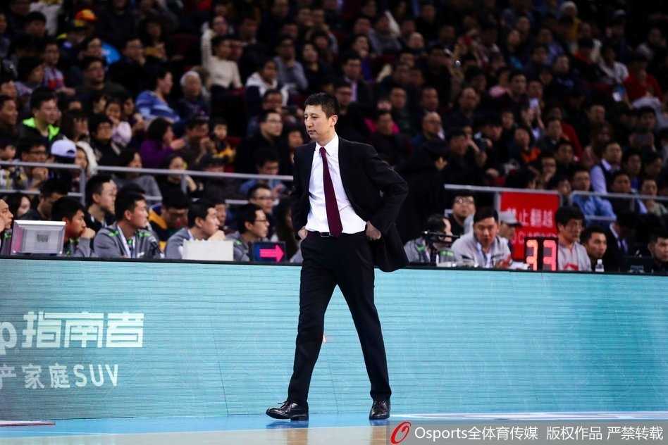 辽篮教头的不屈瞬间:郭士强与裁判理论的背后,是对胜利的执着渴望 郭士强指导在场边难掩心中焦急,他眉头紧锁,嘴唇微张,似乎正在向裁判大声申诉,双手摊开表达着对刚才那次判罚的极度不解。辽宁替补席上的队员们也纷纷起身,目光紧盯着场上局势,整个球馆弥漫着紧张的气息。