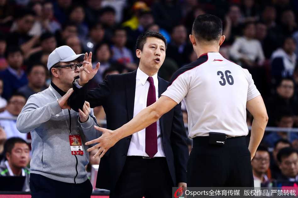 辽篮教头的不屈瞬间:郭士强与裁判理论的背后,是对胜利的执着渴望 郭士强指向远处的记分牌,仿佛在告诫队员不要忘记这一刻的比分。他的眼神坚毅而有力,即使比赛处于被动,他也从未放弃过对胜利的渴望。辽宁队的蓝色球衣在灯光下格外醒目,映衬着这位东北教头的铁血风骨。