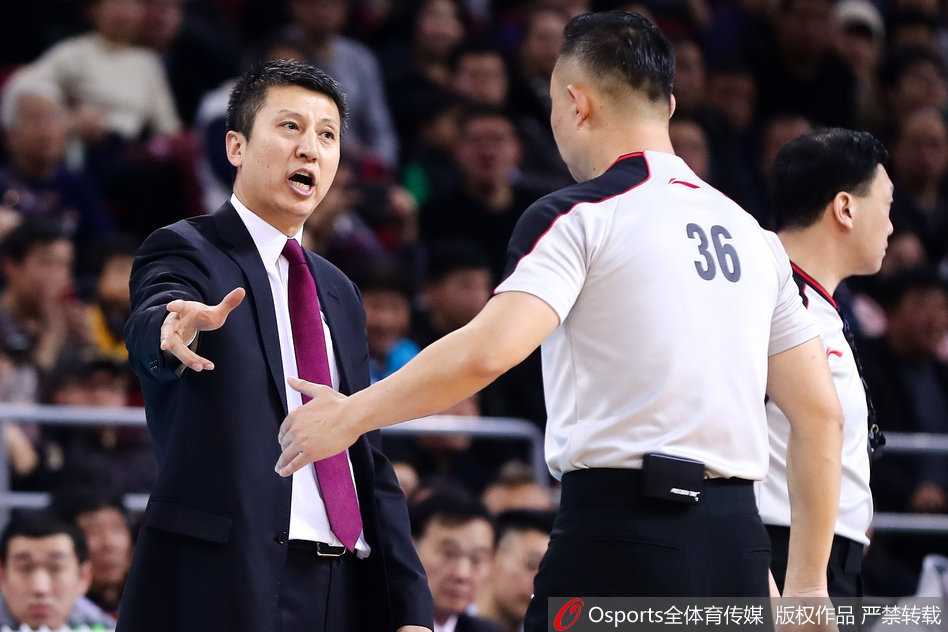 辽篮教头的不屈瞬间:郭士强与裁判理论的背后,是对胜利的执着渴望 郭士强在场边摊开双手,脸上写满了无奈与愤怒。他的目光紧盯着裁判,似乎在质问: