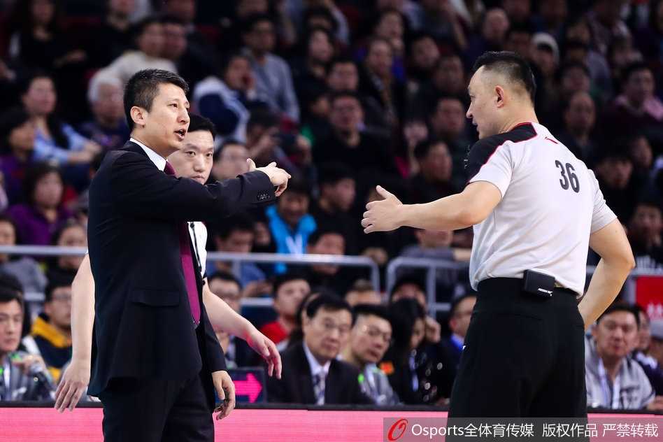 辽篮教头的不屈瞬间:郭士强与裁判理论的背后,是对胜利的执着渴望 面对裁判的判罚,郭士强情绪激动地指着场地另一侧,仿佛在重现刚才的犯规过程。他的身体微微前倾,眼神中满是质问与不甘,即使助理教练试图上前劝阻,也无法让他停下申诉。这一刻,他不仅是主教练,更是要为球员讨回公义的家长。