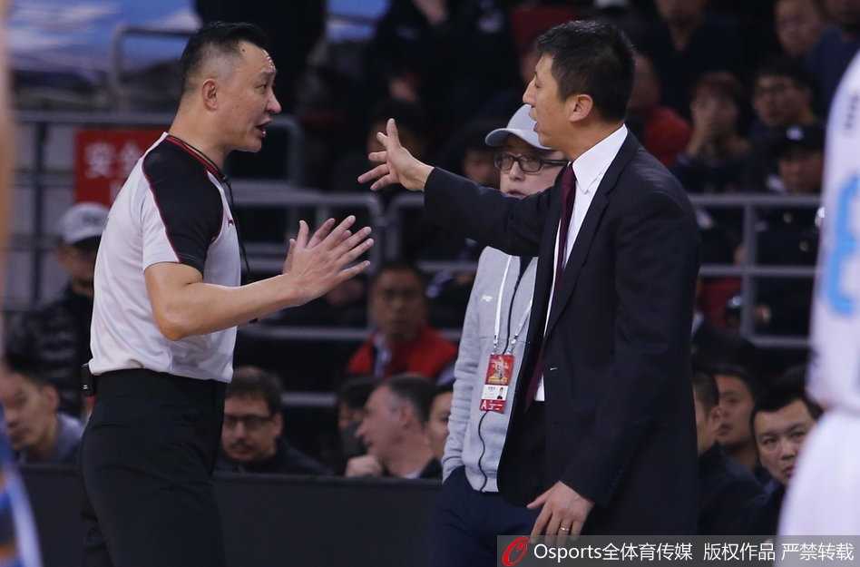 辽篮教头的不屈瞬间:郭士强与裁判理论的背后,是对胜利的执着渴望 裁判吹响哨声做出判罚手势,郭士强在一旁默默注视,神情严肃。这一幕被镜头永恒定格,成为CBA赛场上关于教练与裁判关系的经典瞬间。它记录下的不仅是一次判罚争议,更是一位教练对篮球最纯粹的热爱与守护。