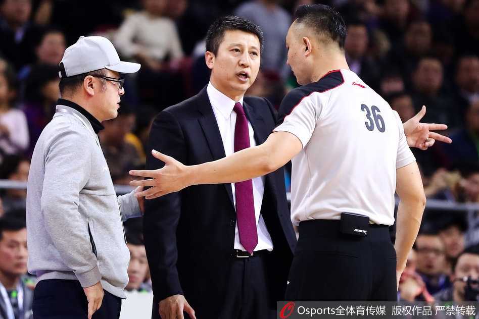 辽篮教头的不屈瞬间:郭士强与裁判理论的背后,是对胜利的执着渴望 在嘈杂的首钢体育馆内,郭士强双手插兜,目光如炬地注视着裁判。他不再咆哮,但那份沉默中蕴含的力量更令人动容。辽宁队员哈德森站在一旁,神情略显无奈,师徒二人在这一刻共同承受着比赛带来的压力与不公。