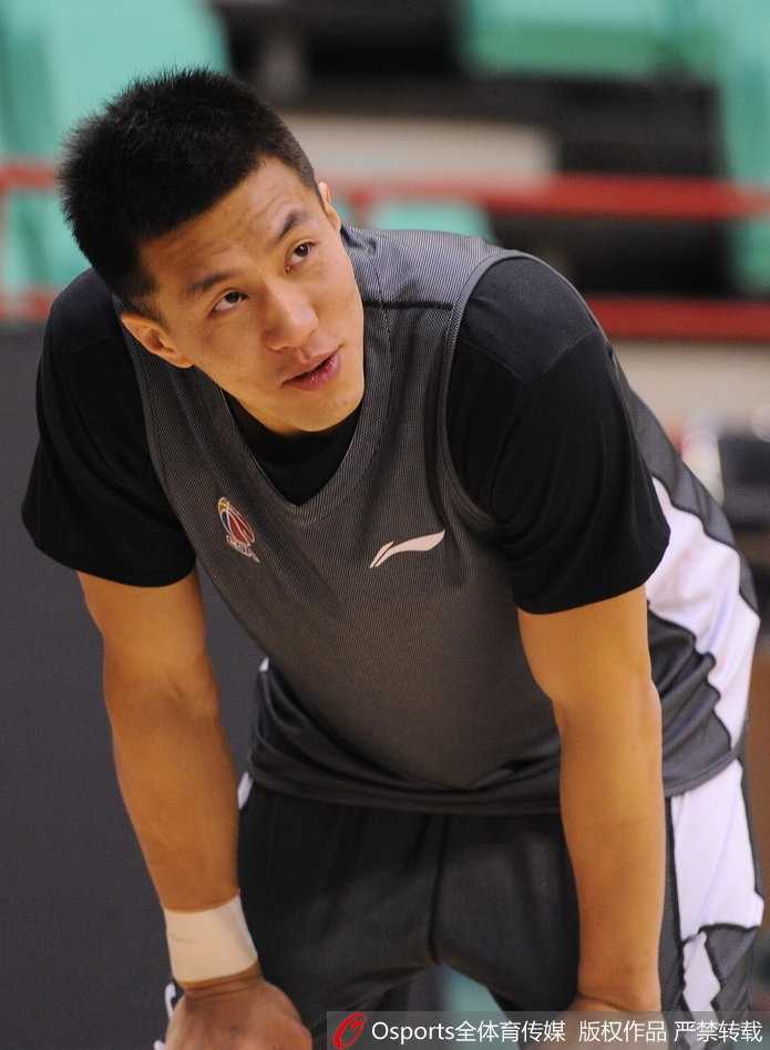 辽篮新阵磨枪静候八一,韩德君拥抱大郅传承一段佳话 训练场上,韩德君紧紧拥抱王治郅,两人脸上带着笑容,这个简单的拥抱仿佛跨越了时光,承载着两代中锋之间的敬意与传承。
