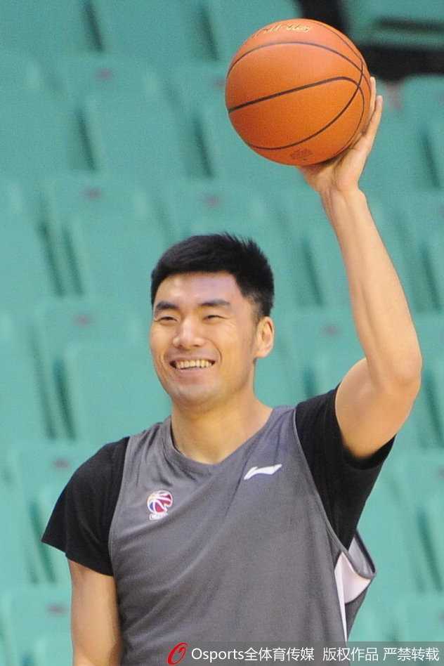 辽篮新阵磨枪静候八一,韩德君拥抱大郅传承一段佳话 郭士强指导双手抱胸站在场边,神情严肃地注视着场内训练情况,他的战术板放在一旁,随时准备叫停指导。