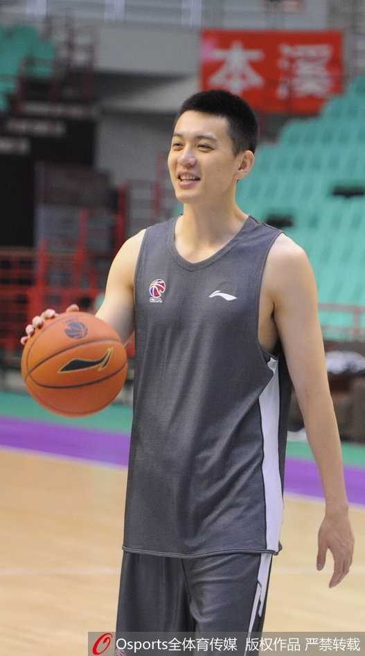 辽篮新阵磨枪静候八一,韩德君拥抱大郅传承一段佳话 王治郅双手持球凝视前方,尽管已过巅峰期,但他的眼神依然深邃沉稳,举手投足间满是球场智慧。
