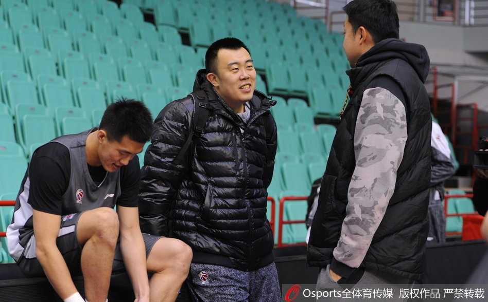 辽篮新阵磨枪静候八一,韩德君拥抱大郅传承一段佳话 巴斯在训练中眼神专注,高高跃起准备完成一次势大力沉的单手劈扣,浑身肌肉线条尽显力量美感。