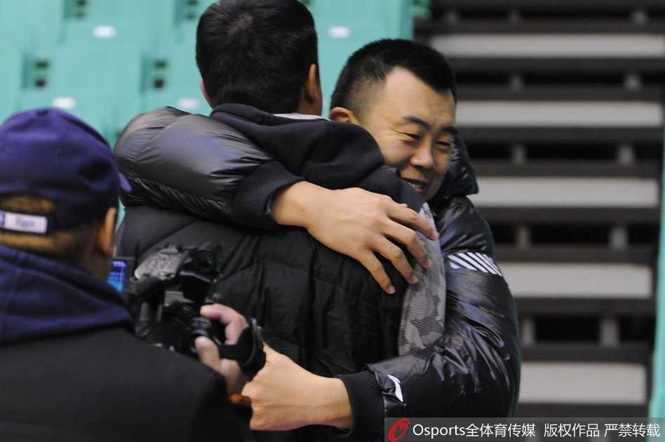 辽篮新阵磨枪静候八一,韩德君拥抱大郅传承一段佳话 钟诚在训练中罚球线附近稳稳出手,篮球划过一道完美的弧线空心入网,队友们都在身后准备冲抢篮板。